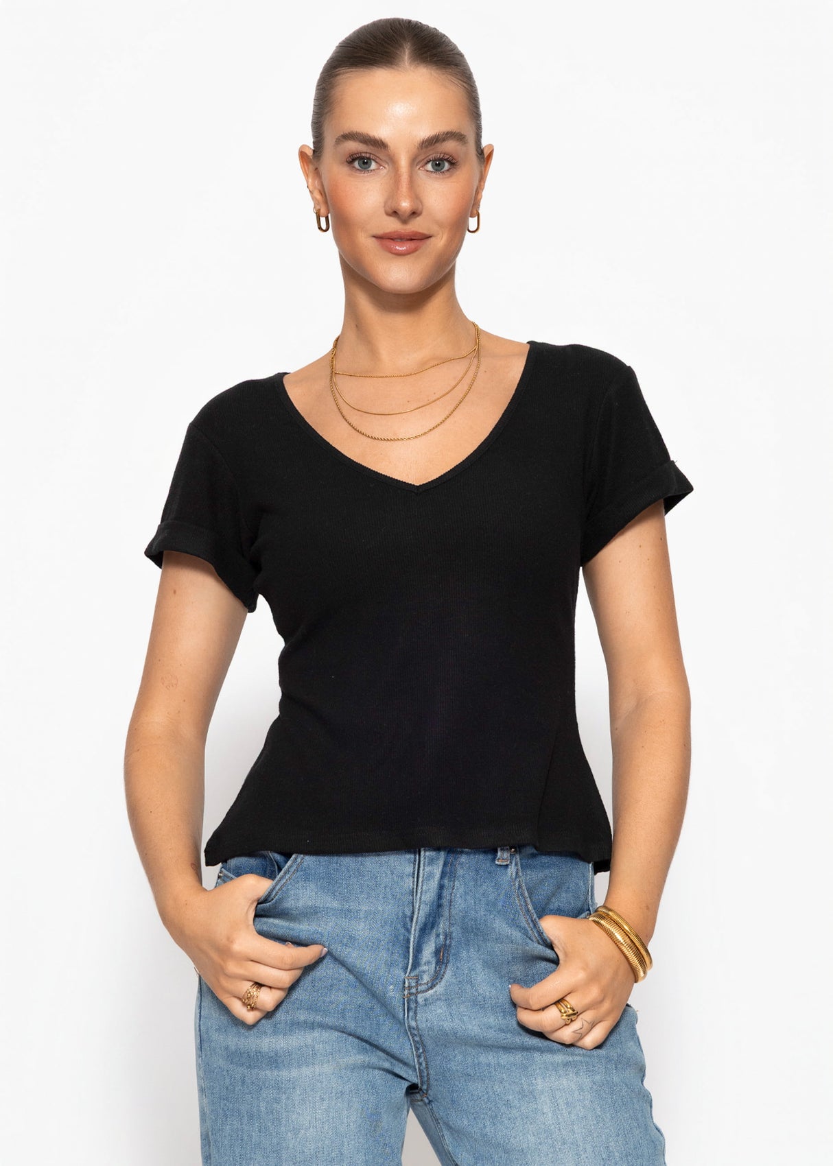 Geripptes T-Shirt mit V-Ausschnitt - schwarz