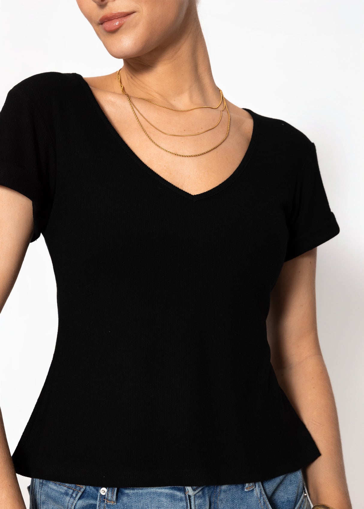 Geripptes T-Shirt mit V-Ausschnitt - schwarz
