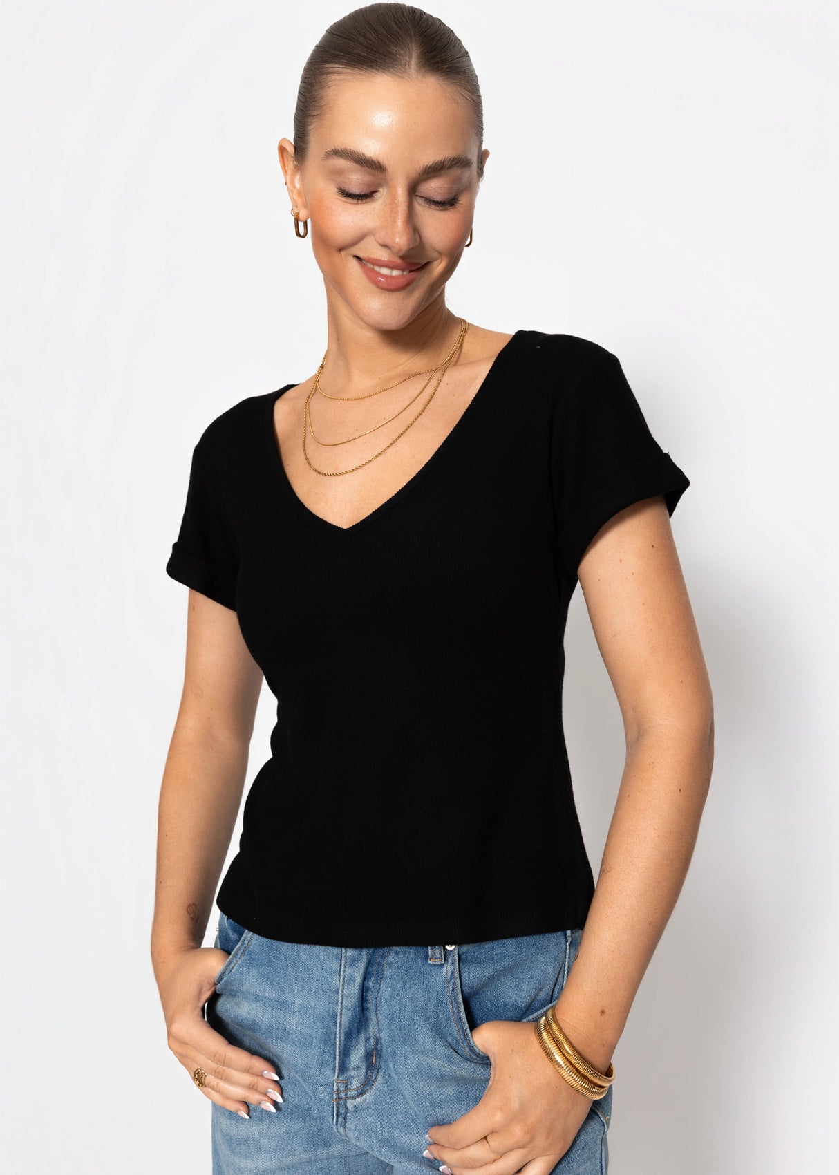 Geripptes T-Shirt mit V-Ausschnitt - schwarz