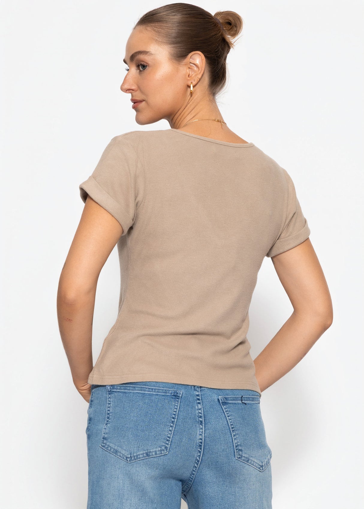 Geripptes T-Shirt mit V-Ausschnitt - taupe
