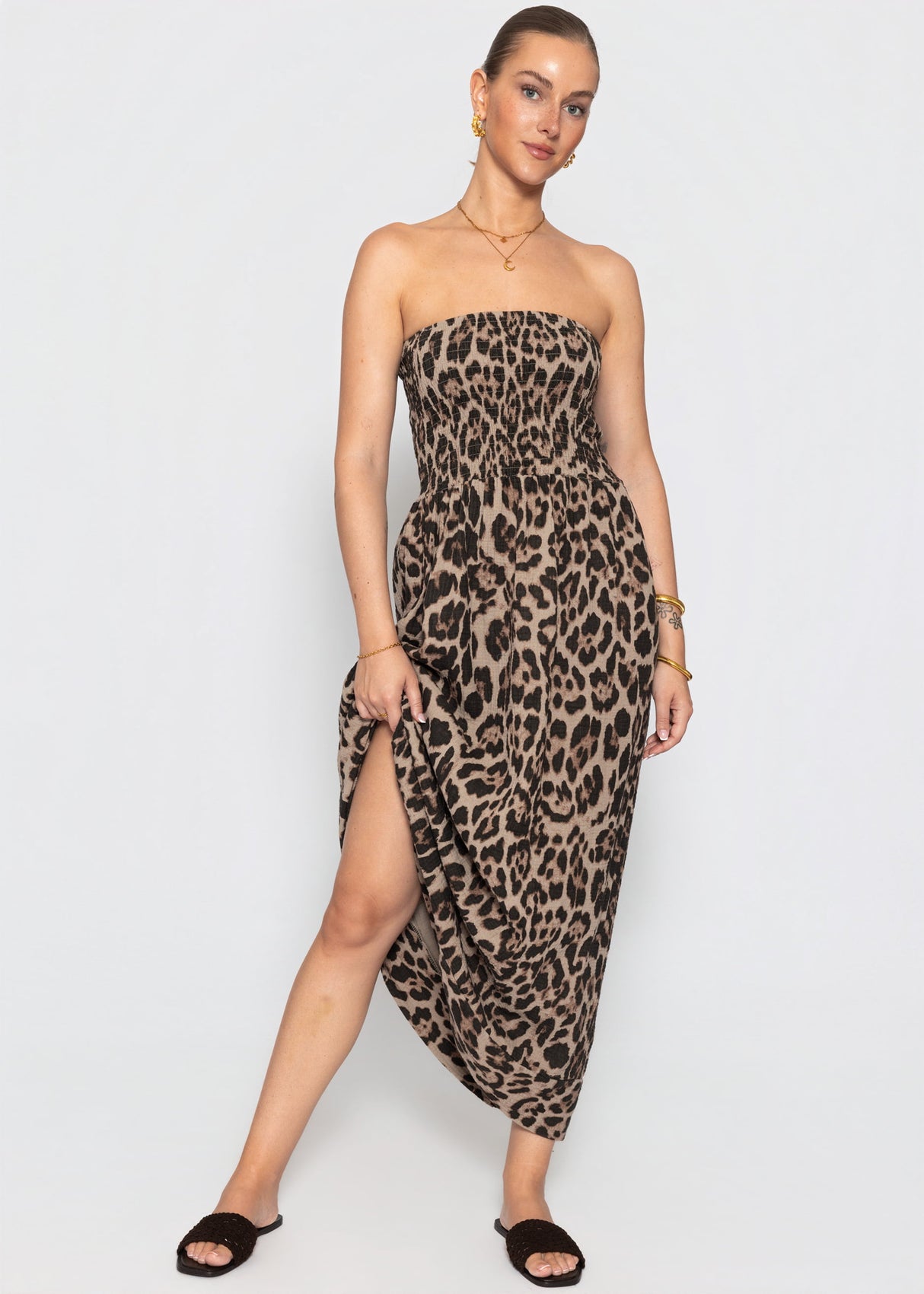 Gesmoktes Musselin Bandeau-Kleid mit Leo-Print - braun