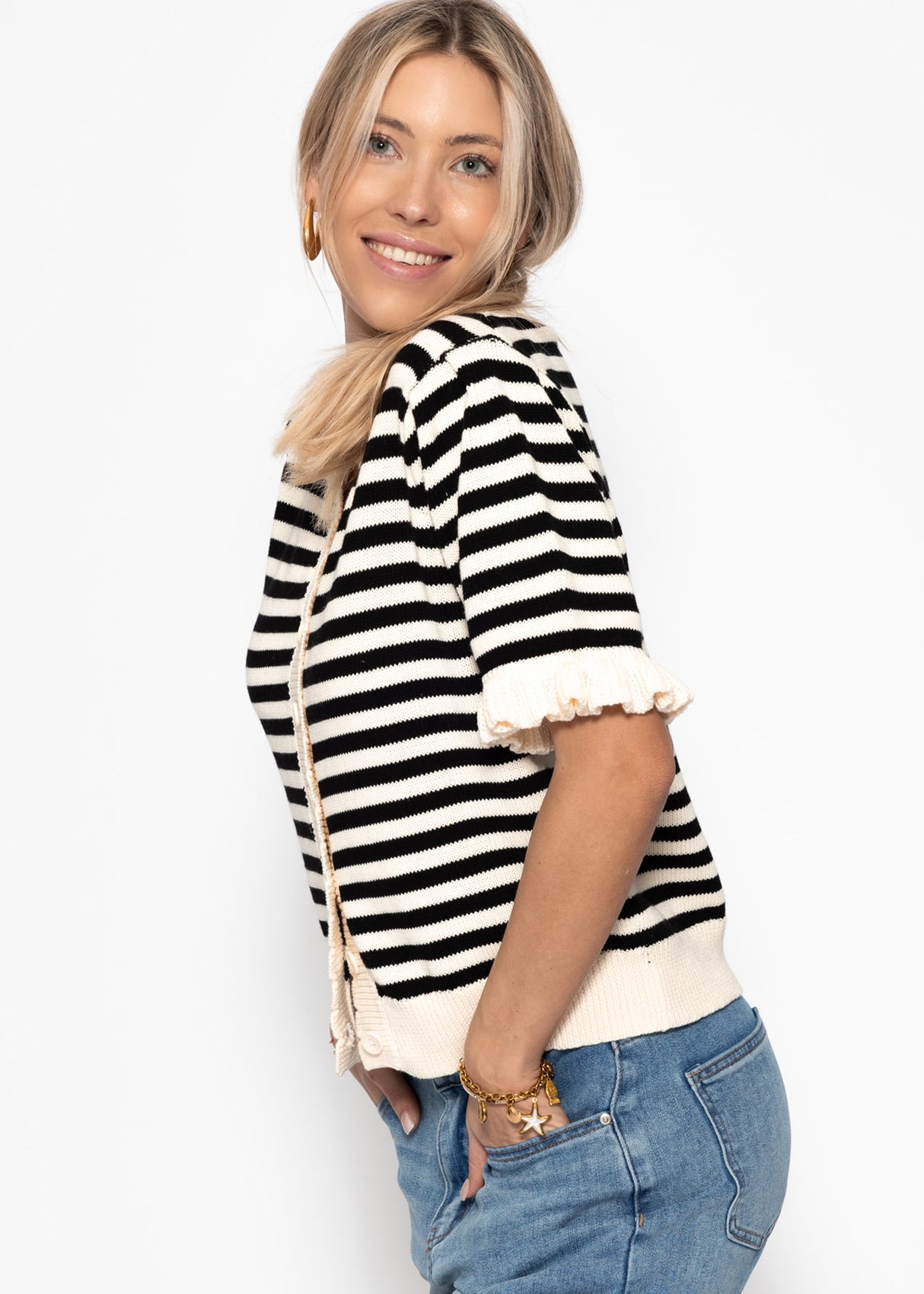 Gestreifte Kurzarm-Strickjacke mit Volants - offwhite-schwarz