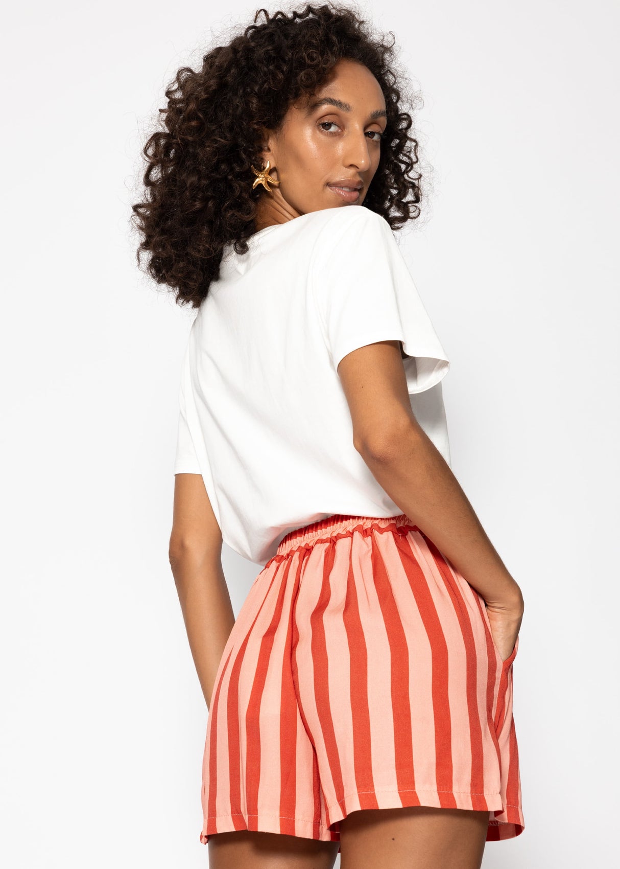 Striped shorts with bundle folds - red