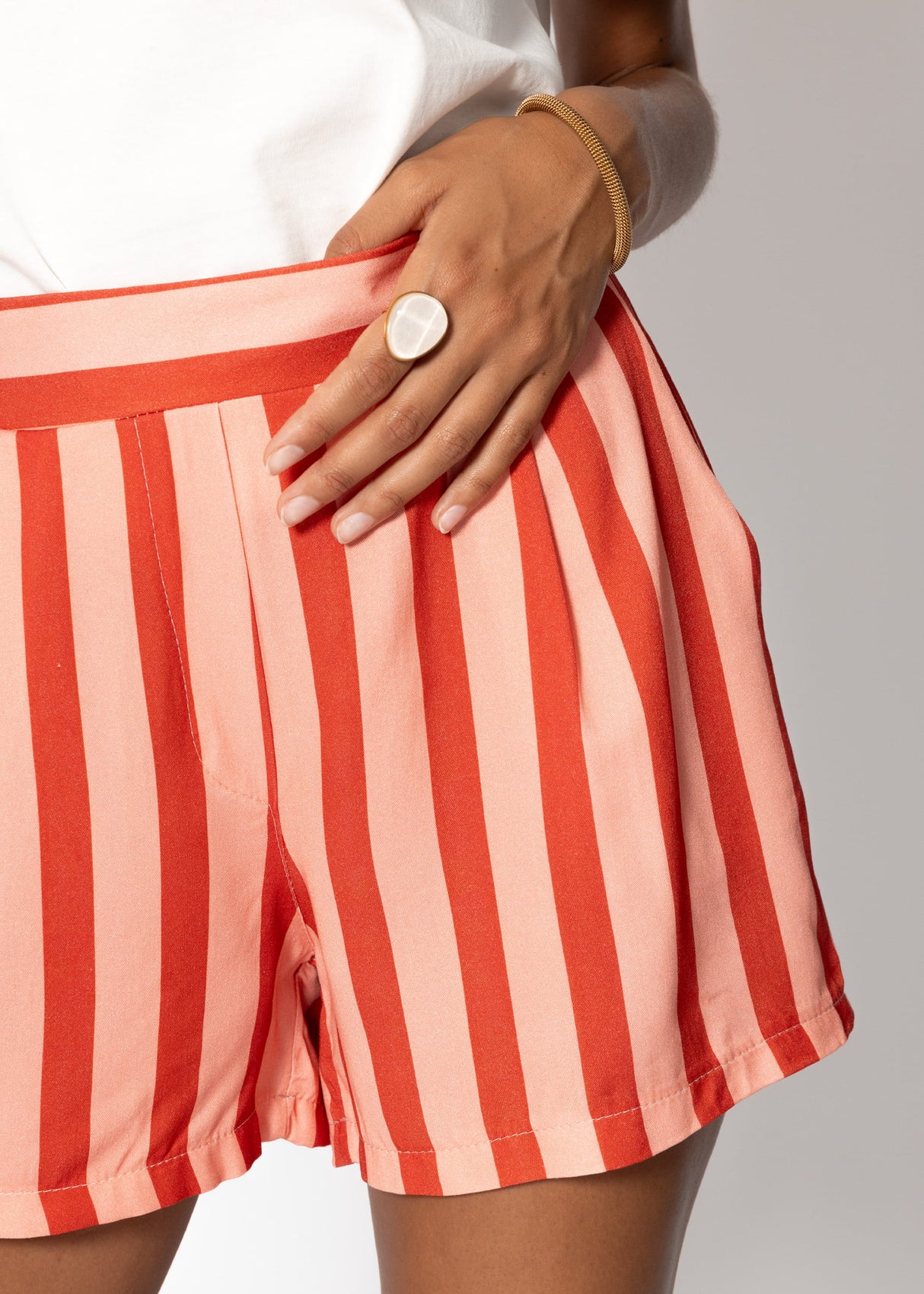 Striped shorts with bundle folds - red