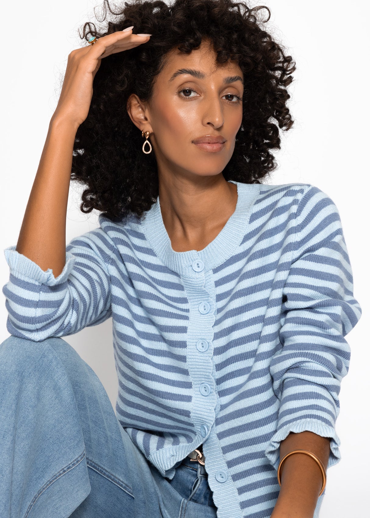 Gestreifte Strickjacke mit Volants - blau