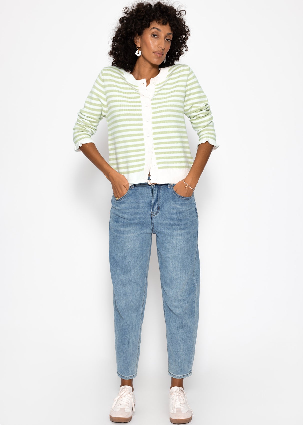 Gestreifte Strickjacke mit Volants - grün