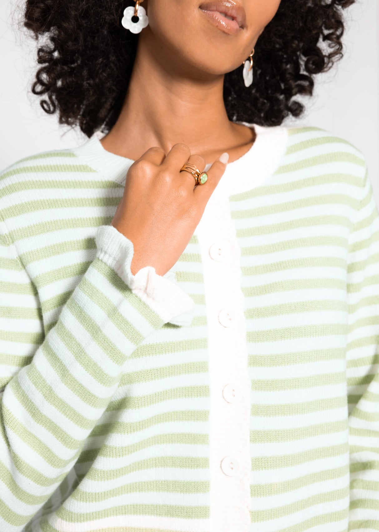 Gestreifte Strickjacke mit Volants - grün