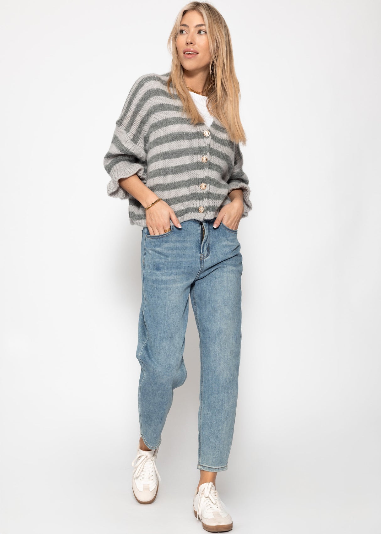 Gestreifter Cardigan mit 3/4-Ärmeln - grau