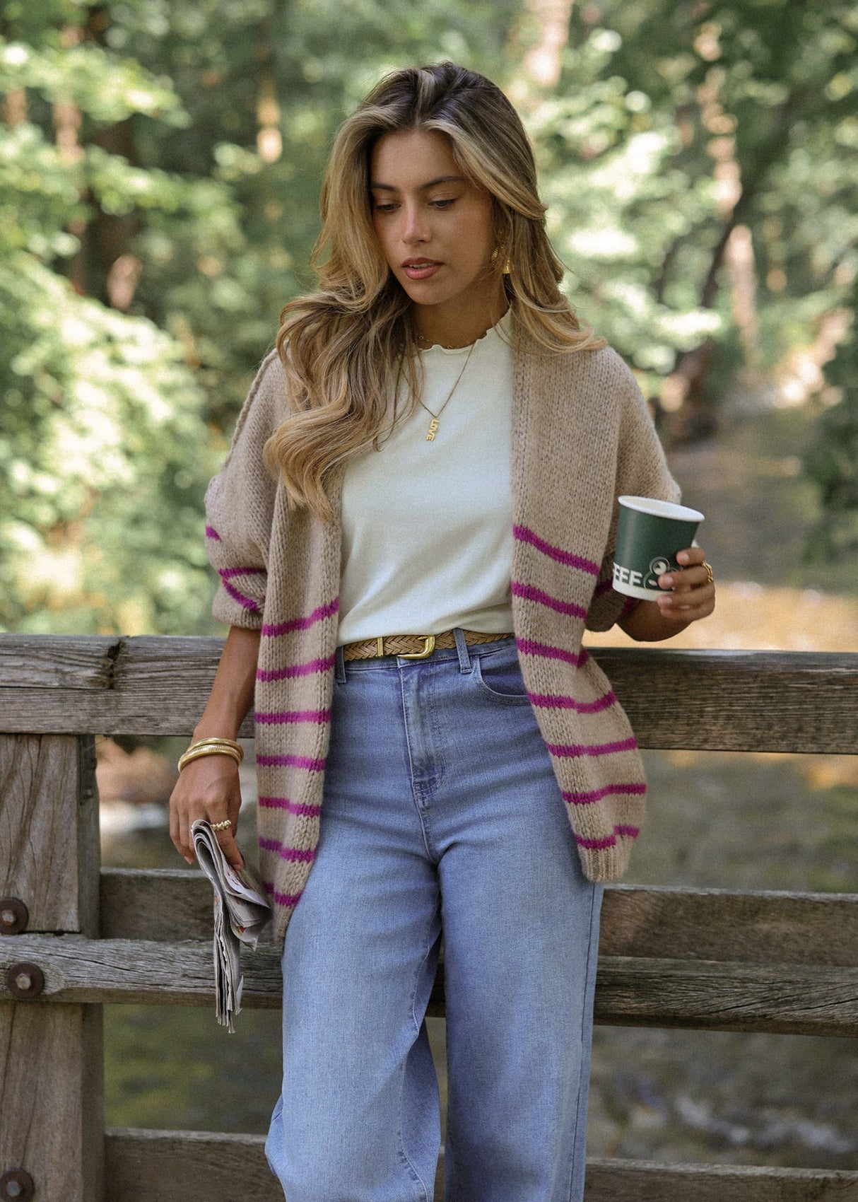 Gestreifter Cardigan mit Außennähten - beige-berry