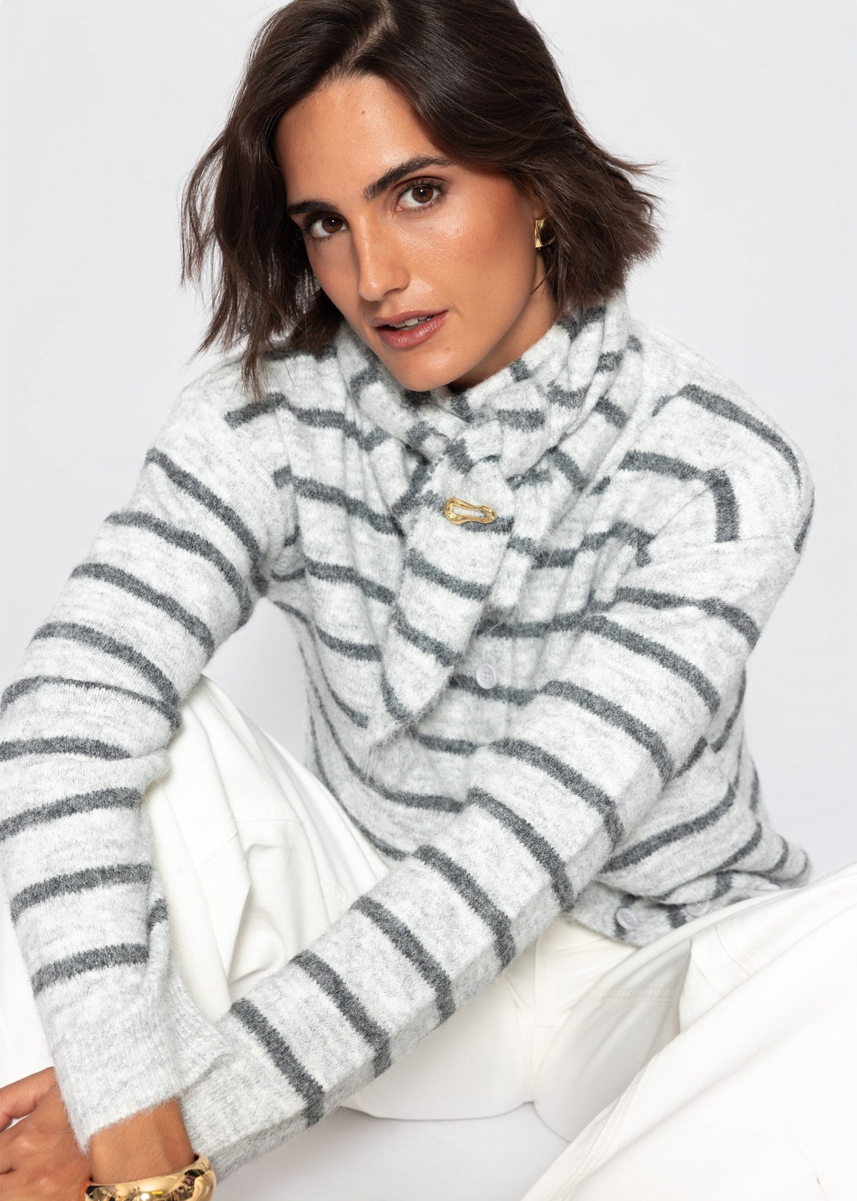 Gestreifter Cardigan mit Schal - grau - SASSYCLASSY