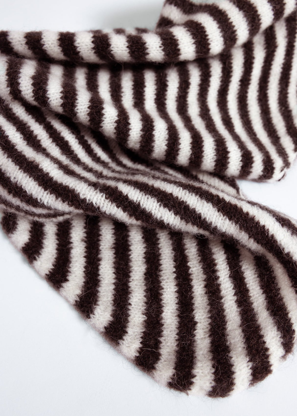 Gestreifter Dreiecksschal - braun-offwhite