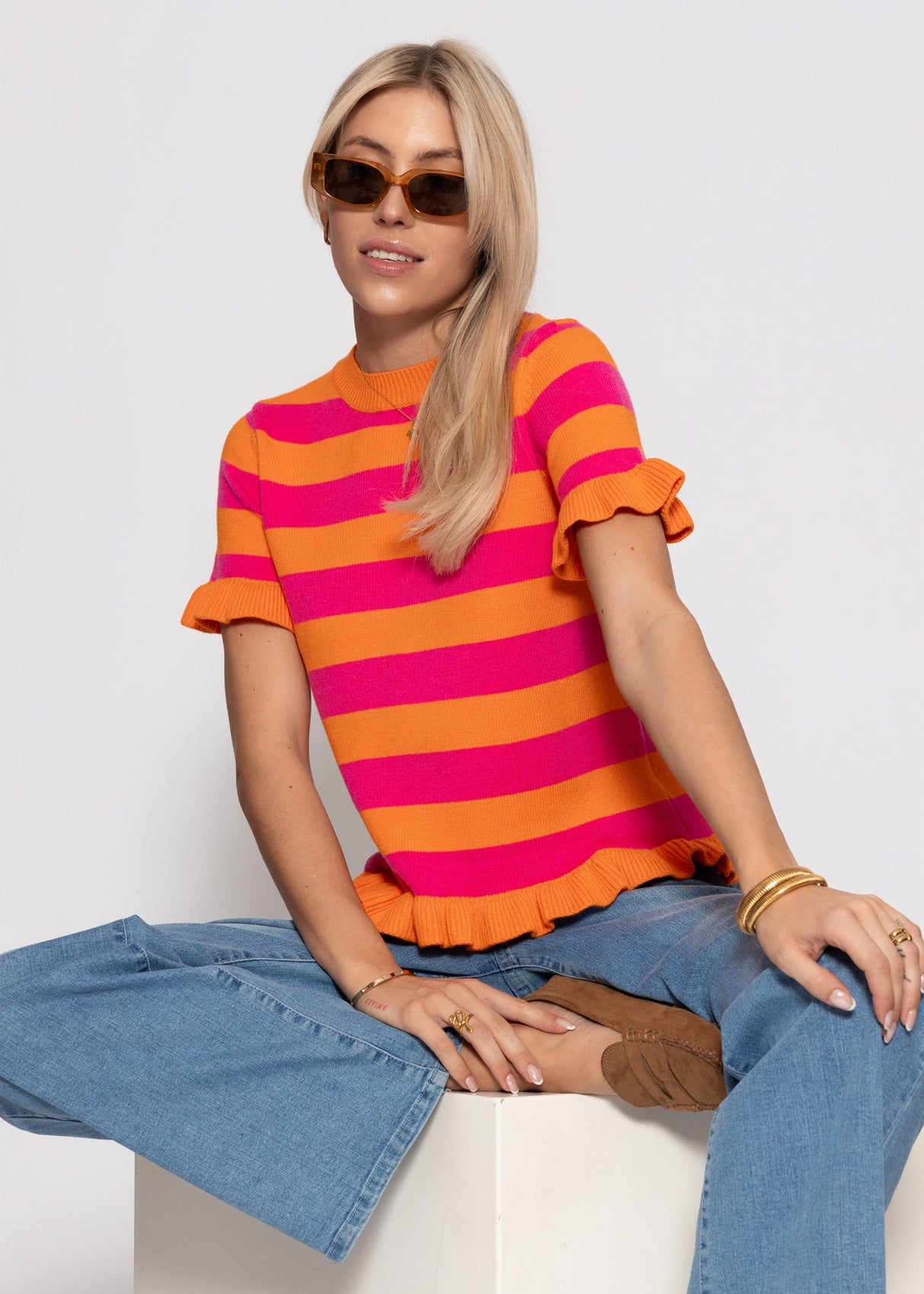 Gestreifter Kurzarm-Pullover mit Volants - orange-pink