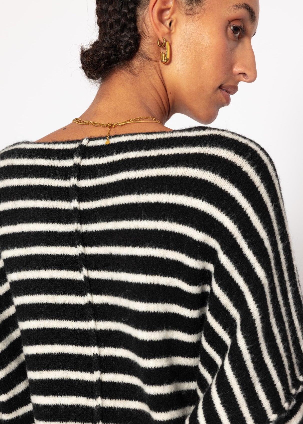 Striped oversize sweater with back seam - black -offshite