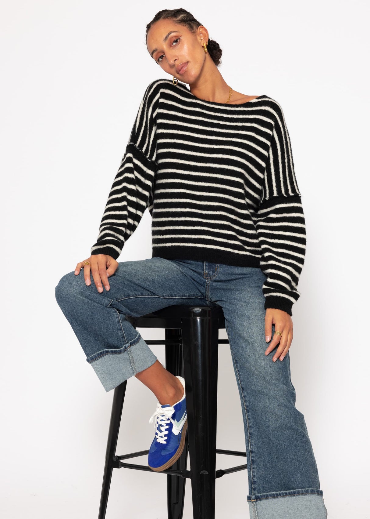 Striped oversize sweater with back seam - black -offshite