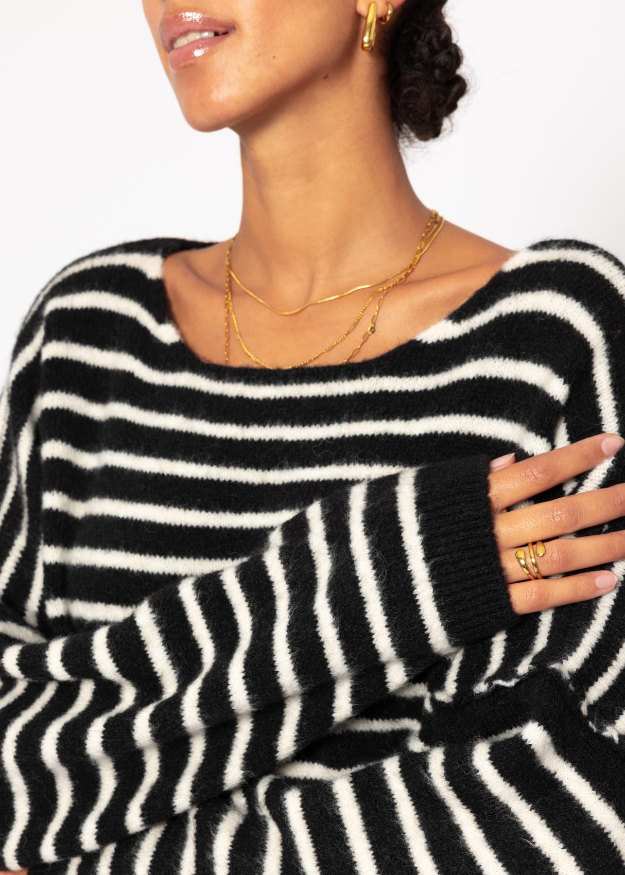 Striped oversize sweater with back seam - black -offshite