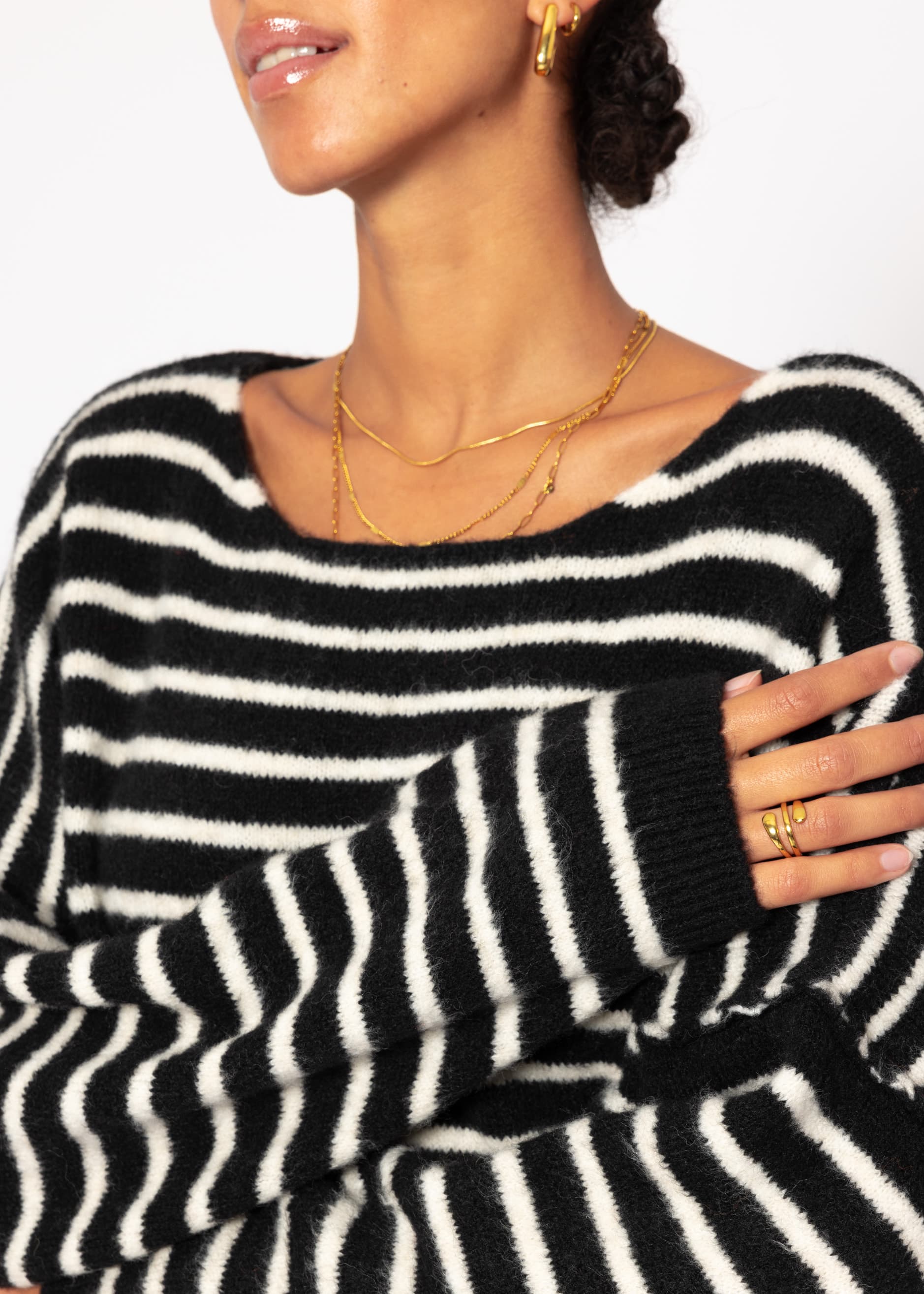 Striped oversize sweater with back seam - black -offshite