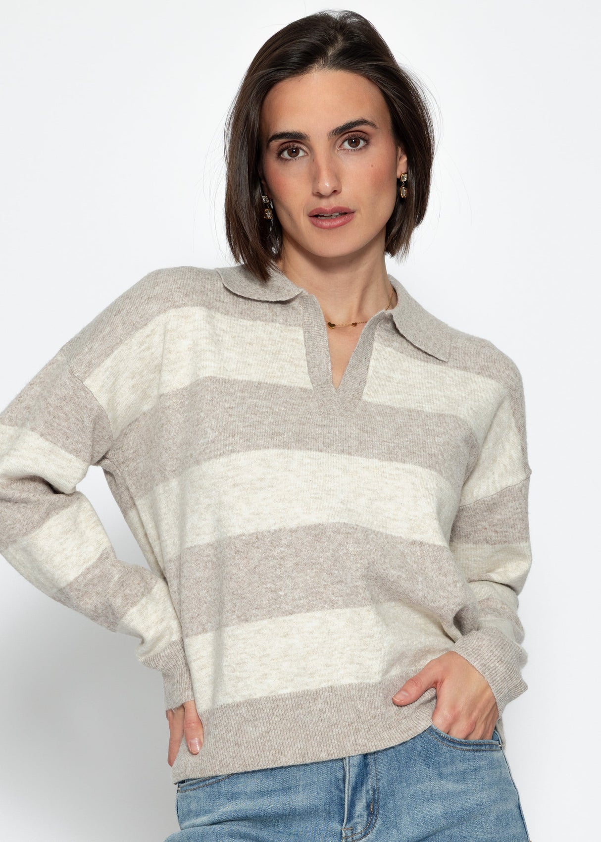 Gestreifter Pullover mit Polokragen - beige-taupe