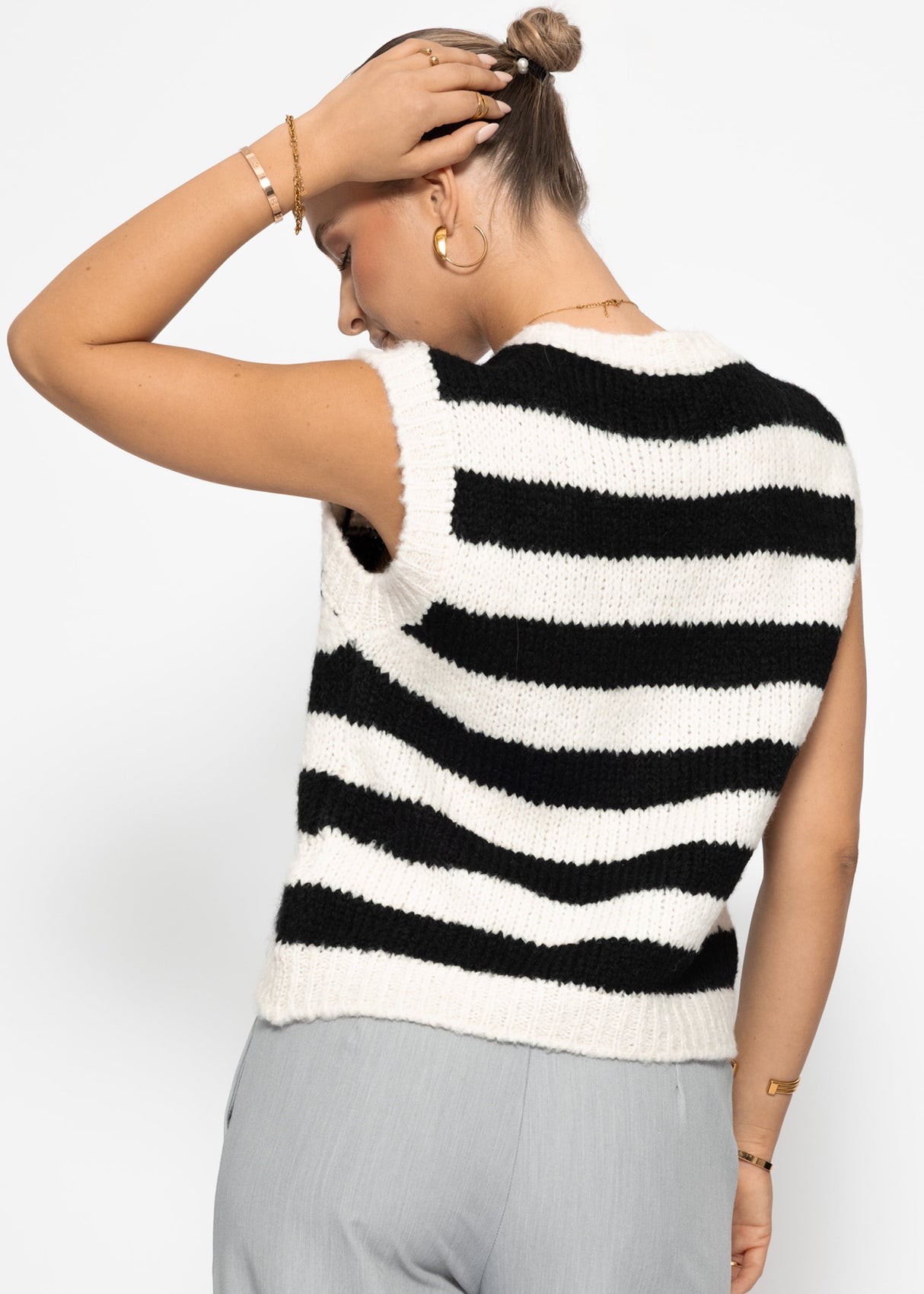 Gestreifter Pullunder mit V-Ausschnitt - schwarz