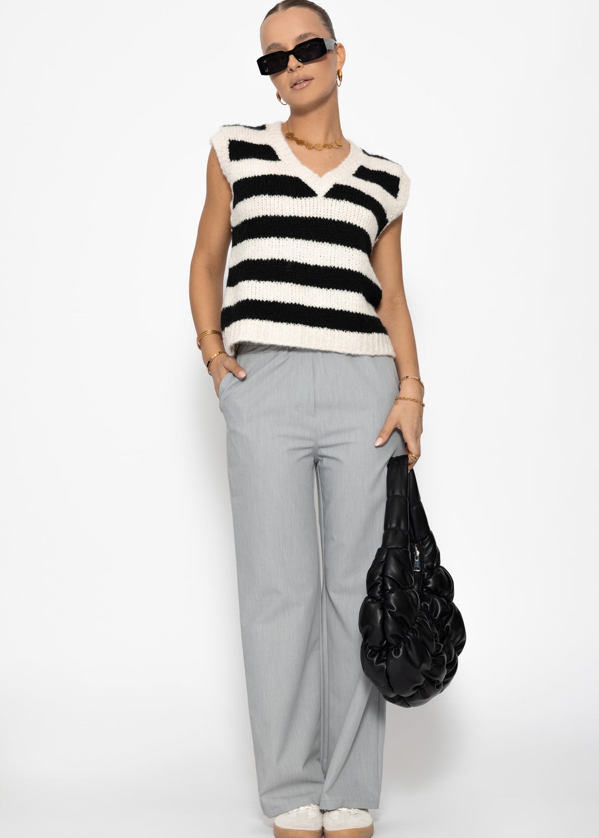 Gestreifter Pullunder mit V-Ausschnitt - schwarz