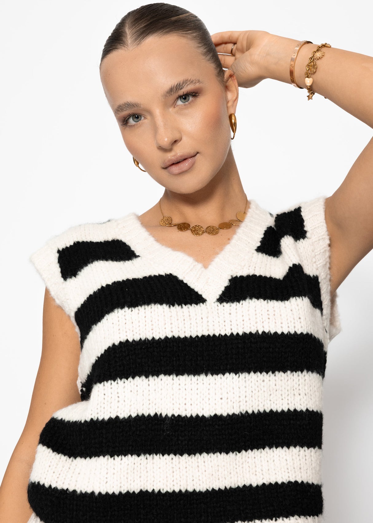 Gestreifter Pullunder mit V-Ausschnitt - schwarz