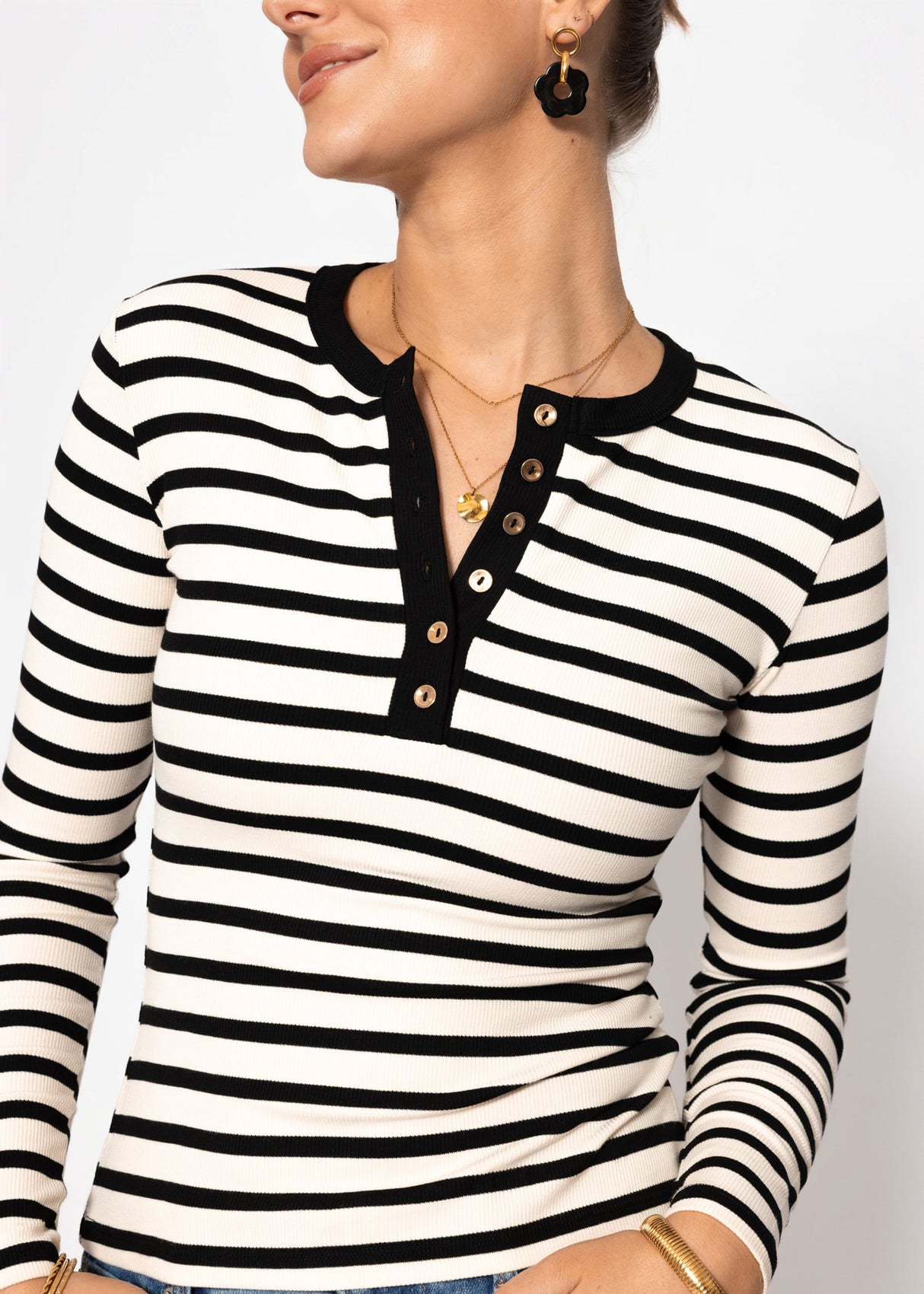 Gestreiftes Langarmshirt mit Knopfleiste - schwarz-weiß