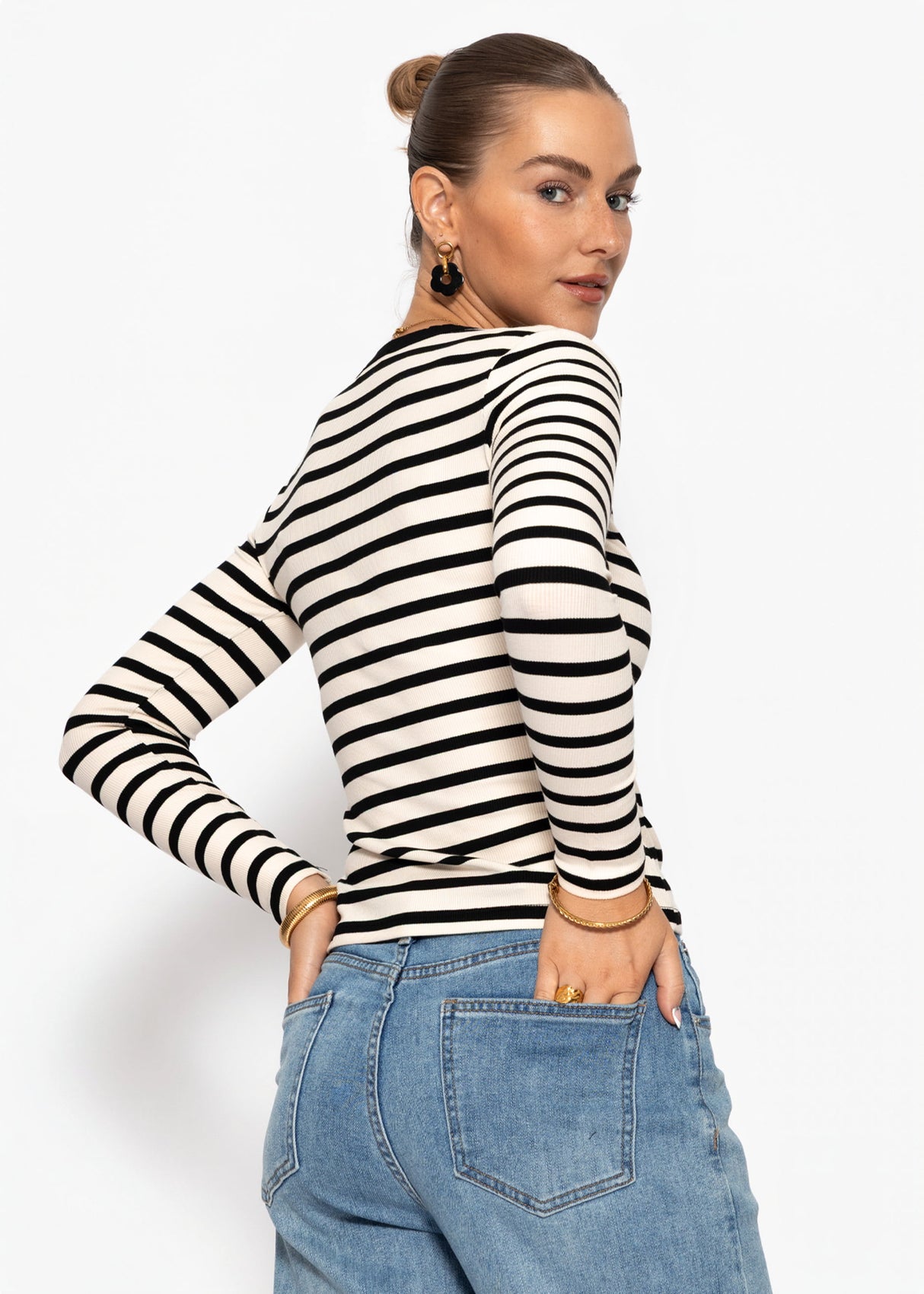 Gestreiftes Langarmshirt mit Knopfleiste - schwarz-weiß