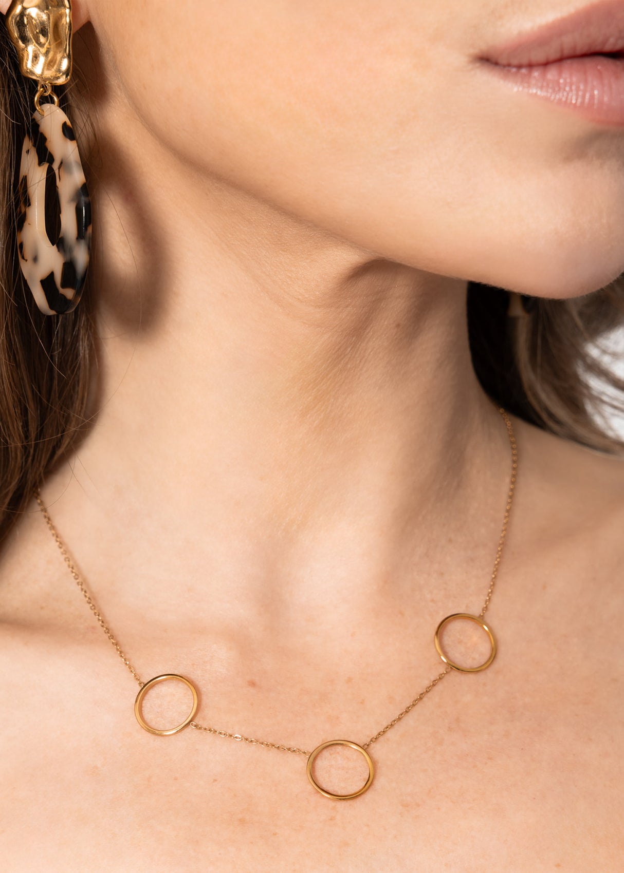 Necklace with 3 circles, gold