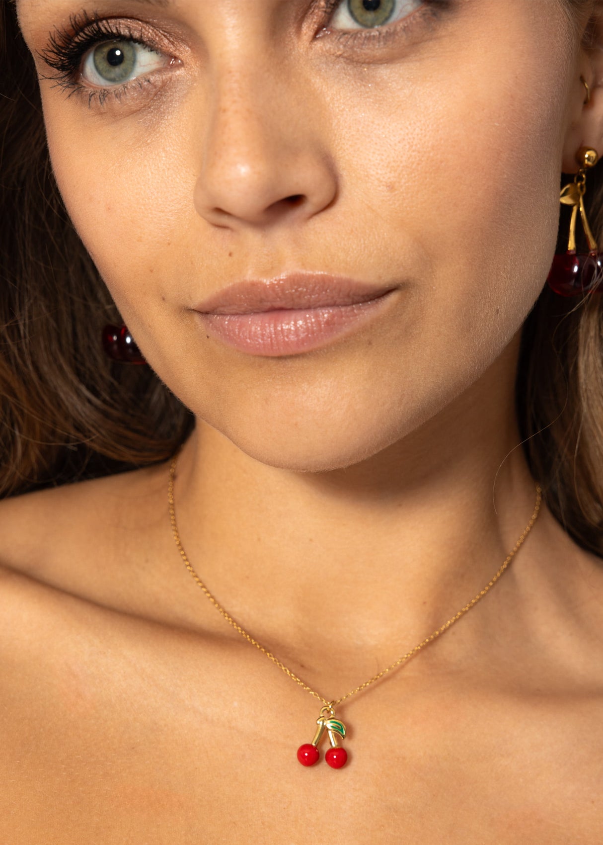 Necklace with cherry - gold