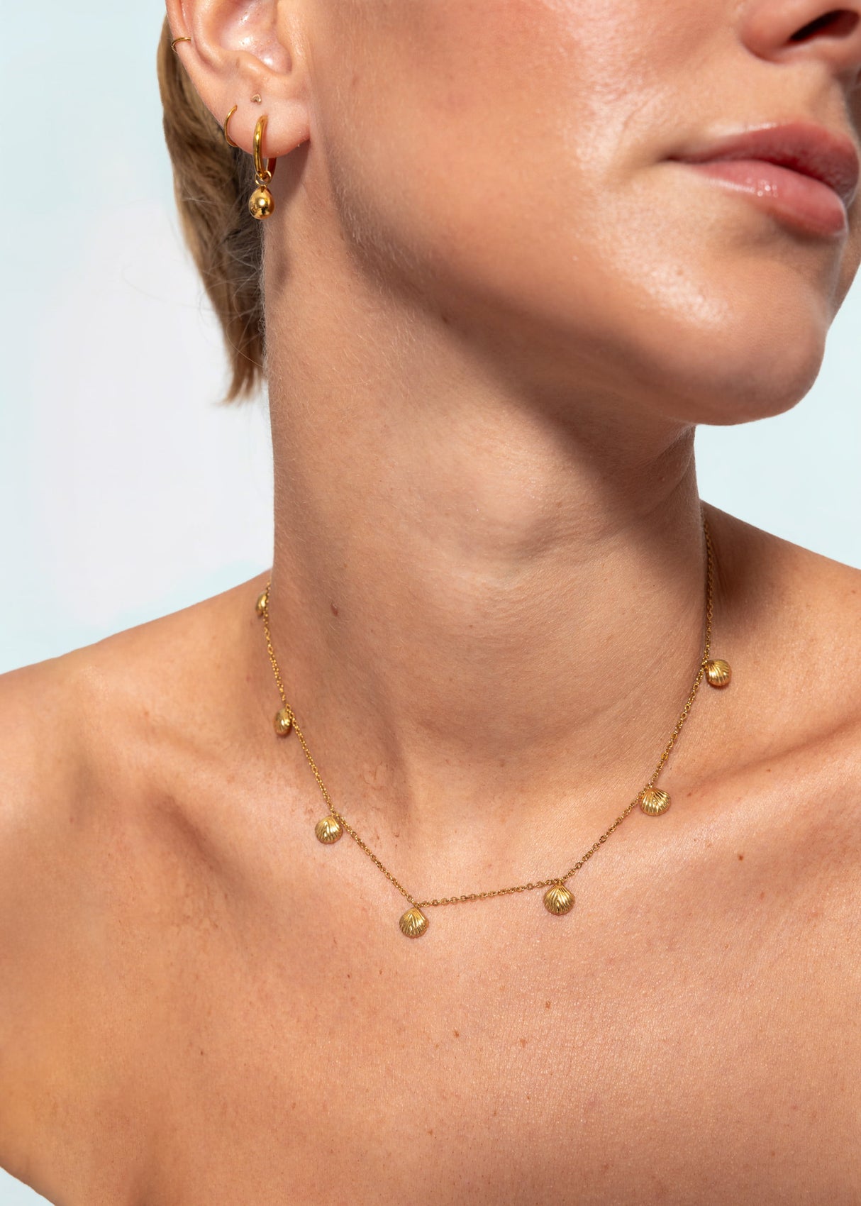 Halskette mit Muscheln - gold