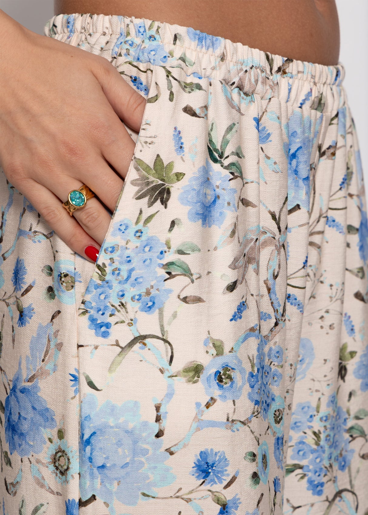 Hose mit Blümchendruck - beige-blau