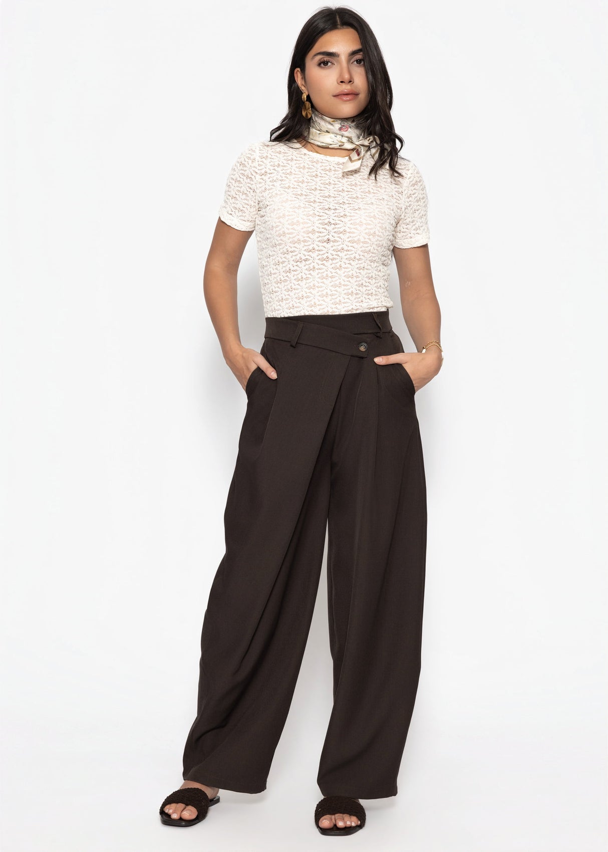 Hose mit Bundfalten und asymmetrischem Design - braun
