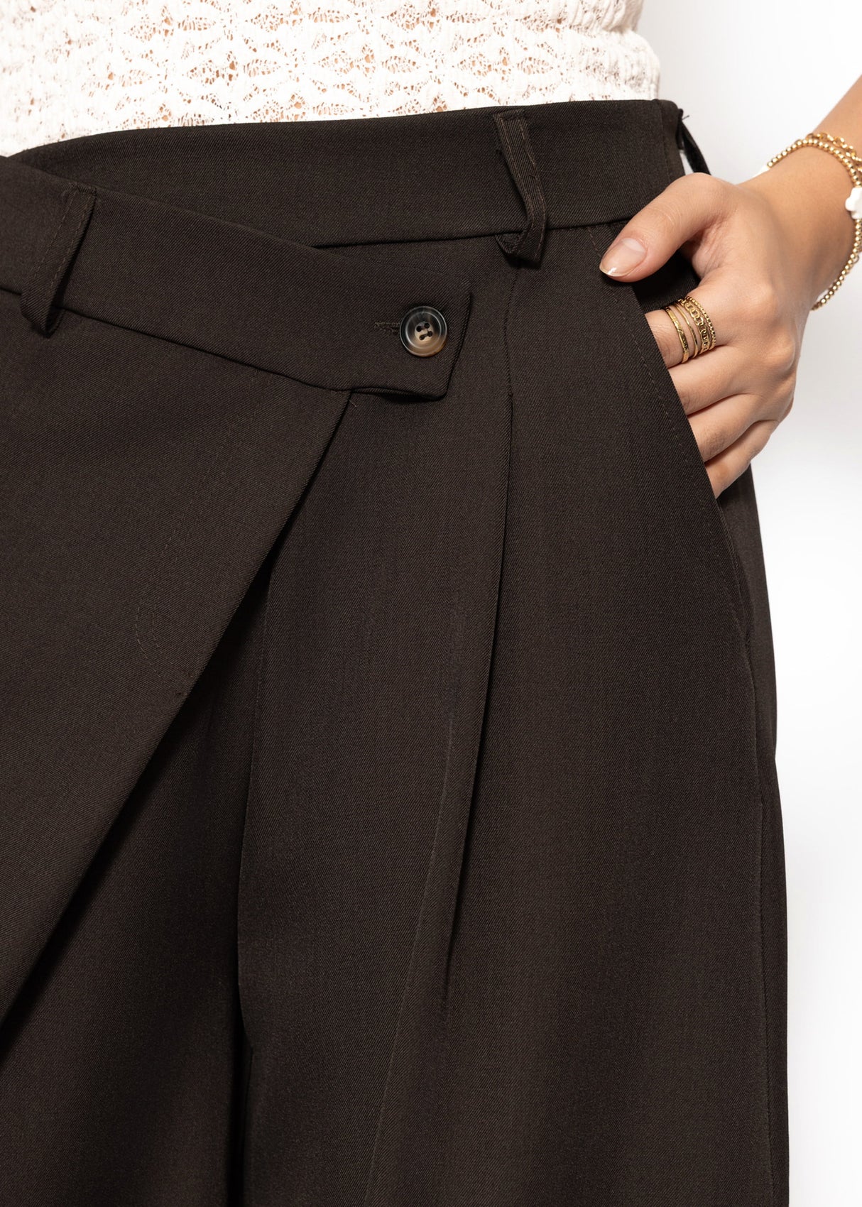 Hose mit Bundfalten und asymmetrischem Design - braun