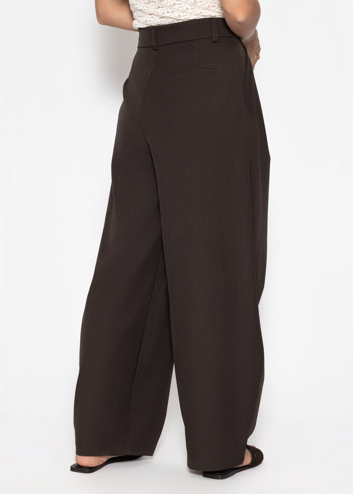 Hose mit Bundfalten und asymmetrischem Design - braun