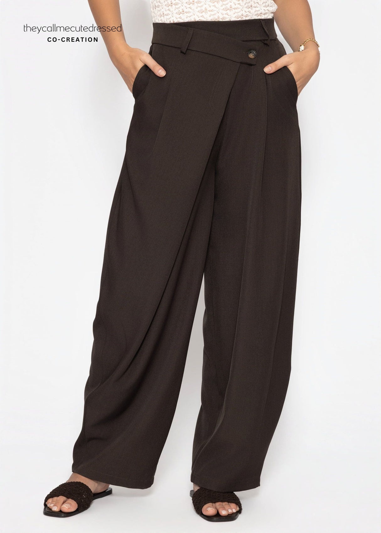 Hose mit Bundfalten und asymmetrischem Design - braun