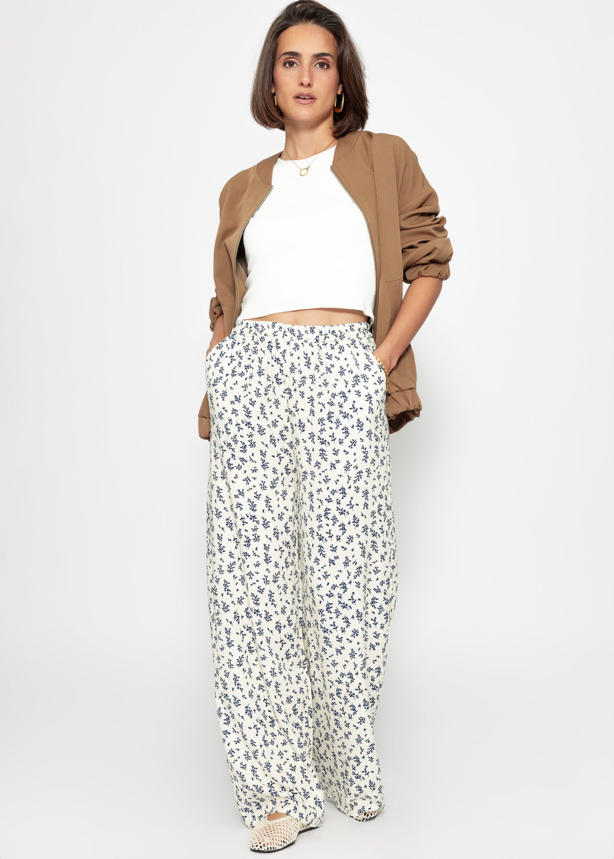 Pants with a wide leg and floral print - off-white