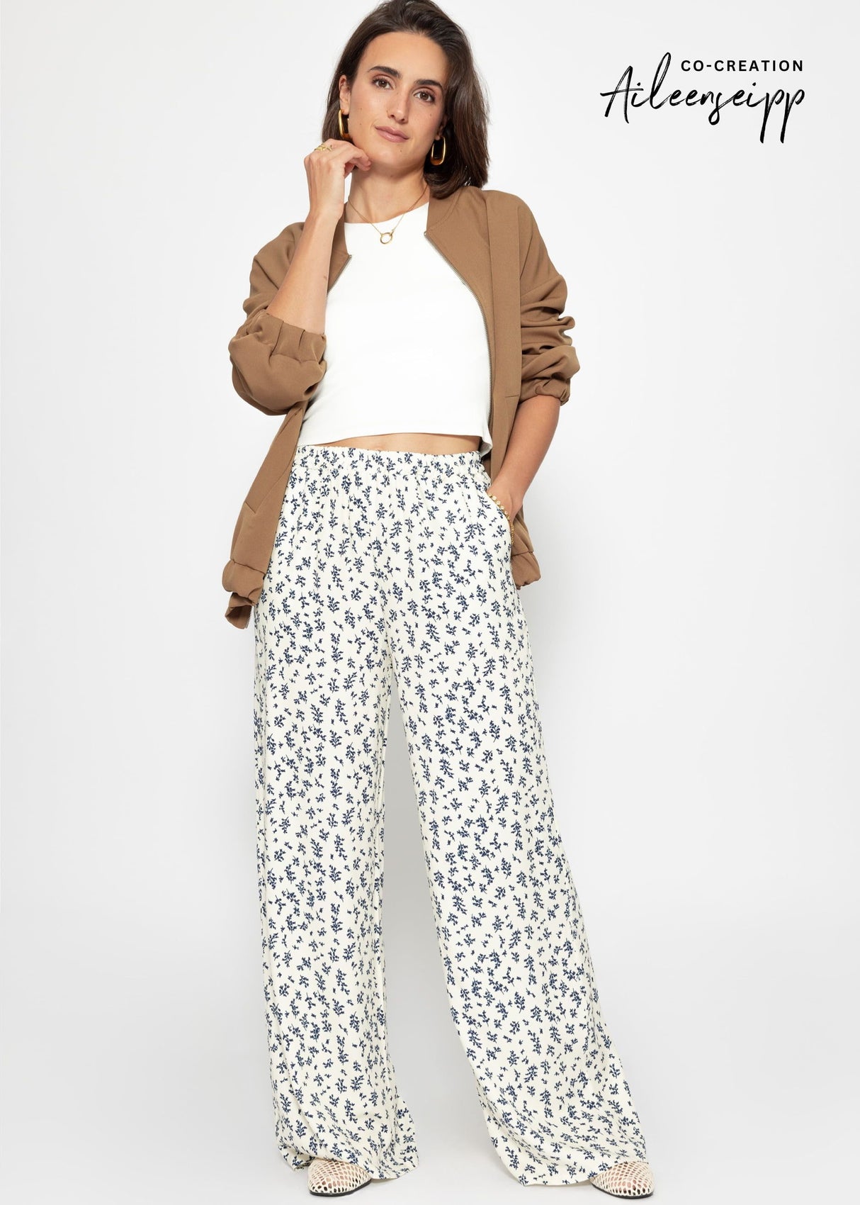 Pants with a wide leg and floral print - off-white