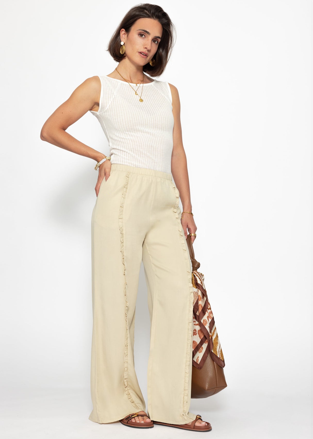 Hose mit weitem Bein und Rüschendetail - beige