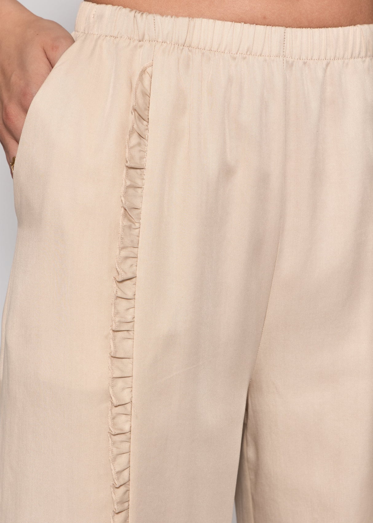 Pants with a wide leg and rüsch details - beige