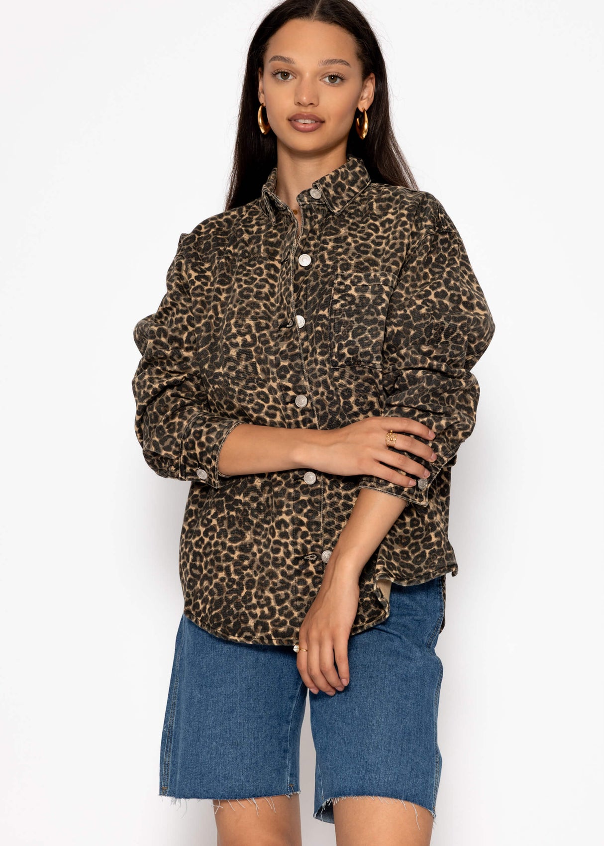 Shirt jacket made of jeans with Leo print - beige