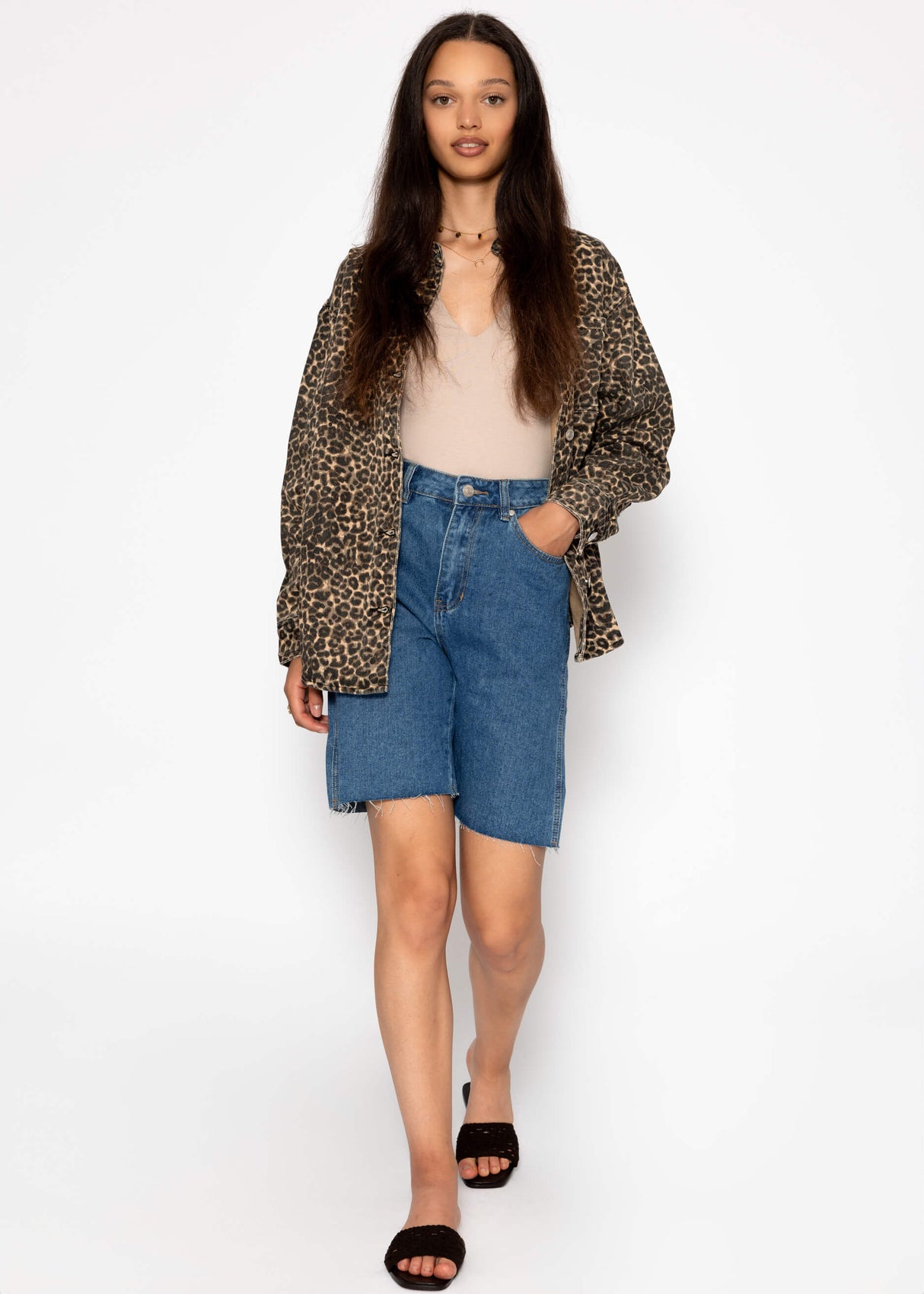 Shirt jacket made of jeans with Leo print - beige