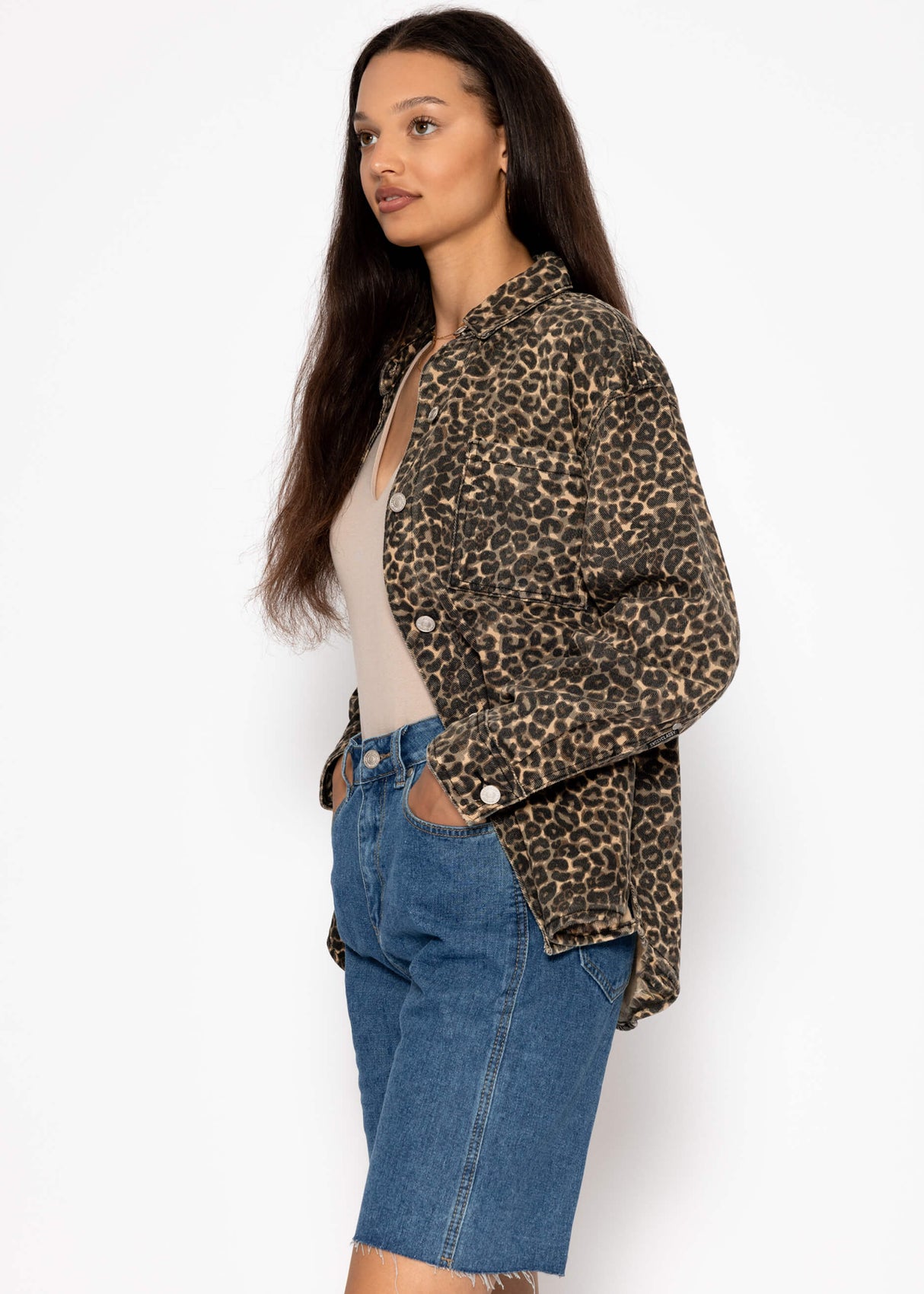 Shirt jacket made of jeans with Leo print - beige