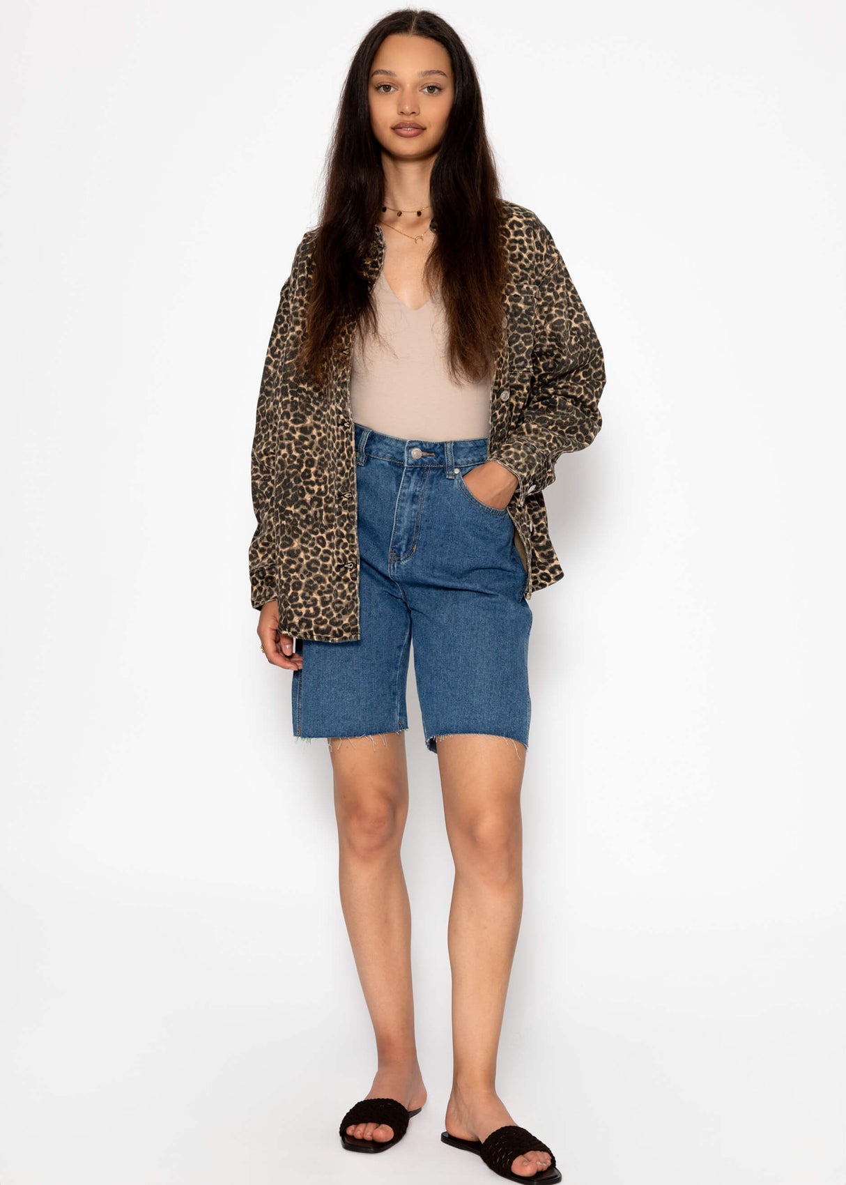 Shirt jacket made of jeans with Leo print - beige