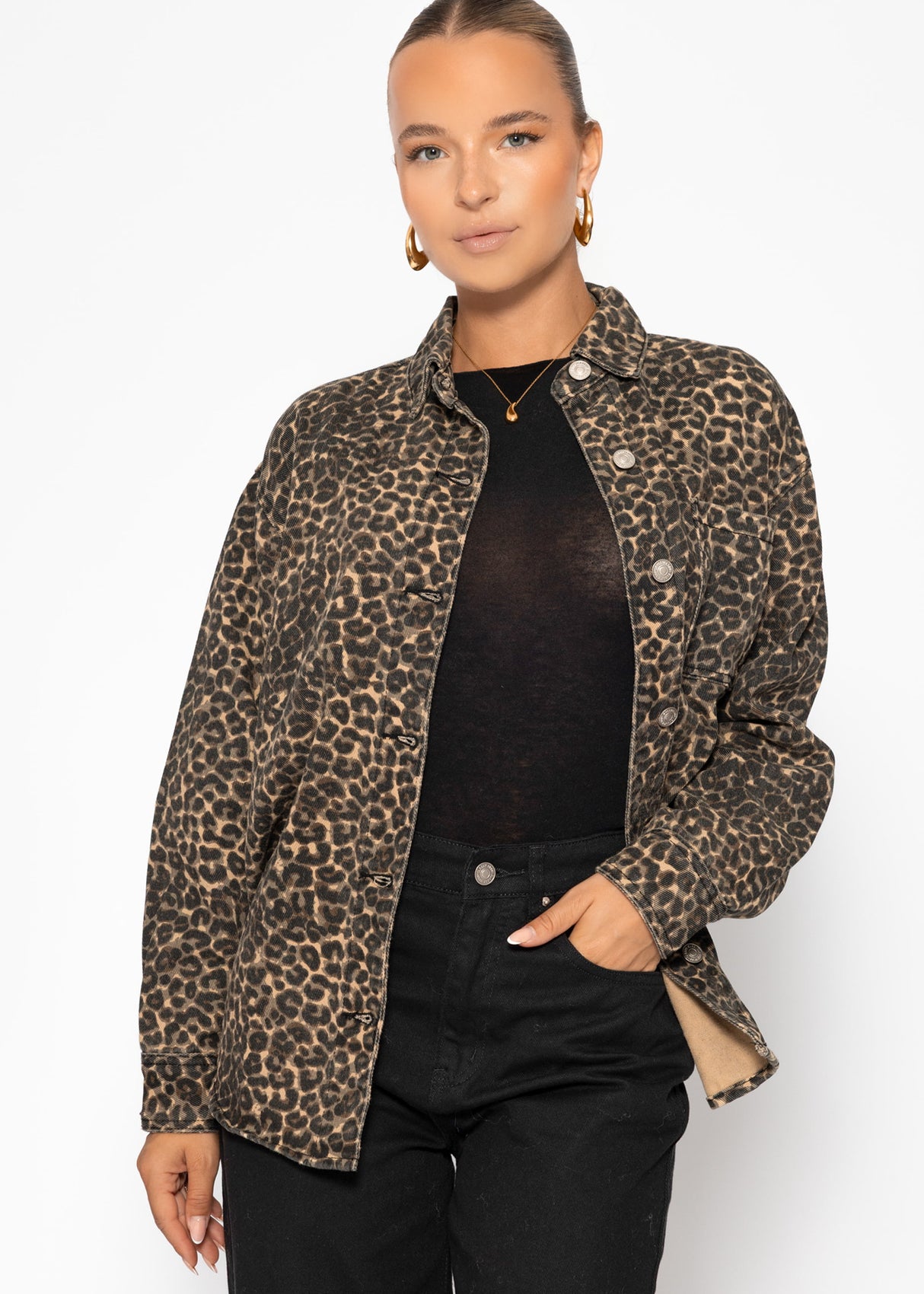 Hemdjacke aus Jeans mit Leo-Print - beige