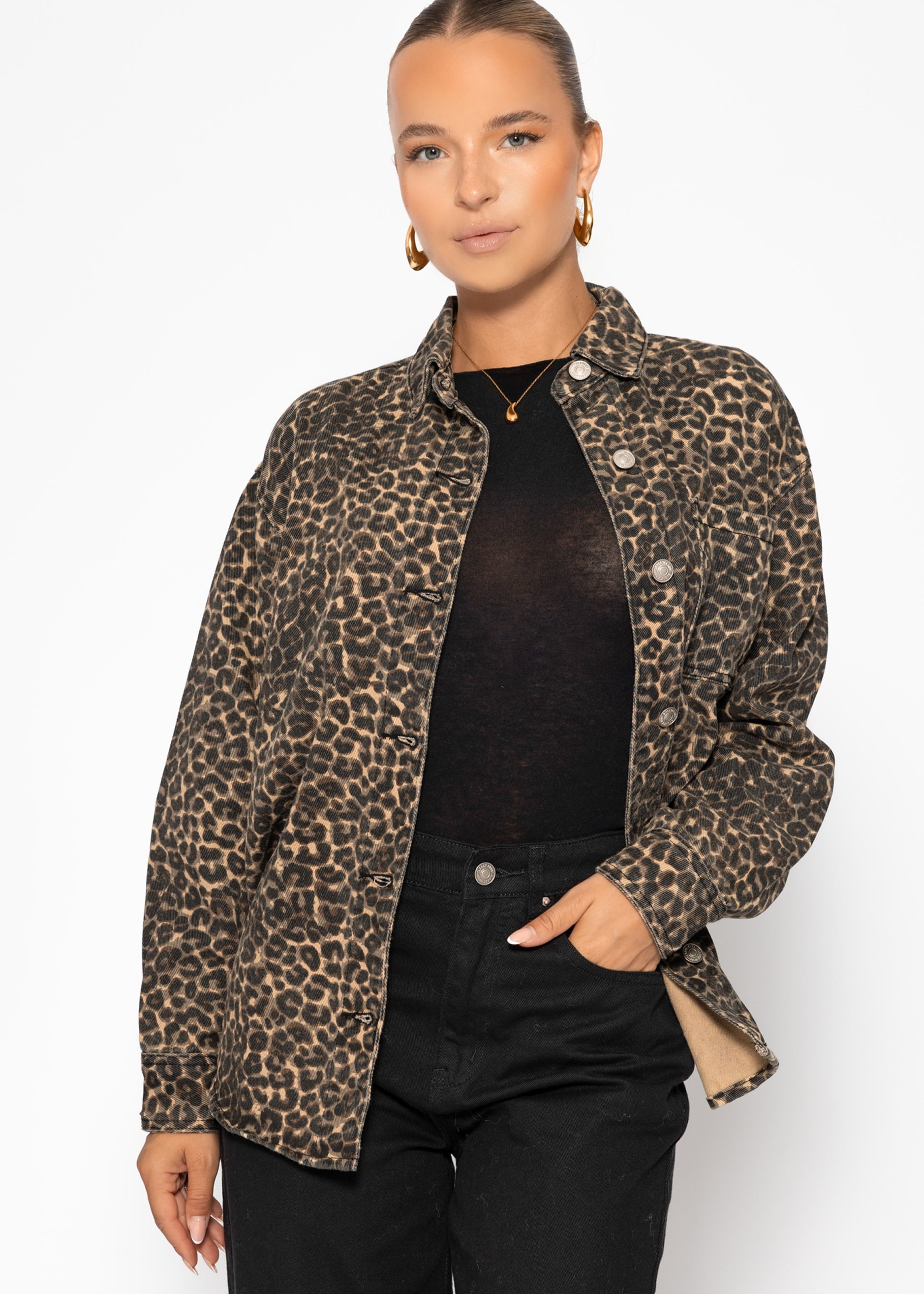 Hemdjacke aus Jeans mit Leo-Print - beige