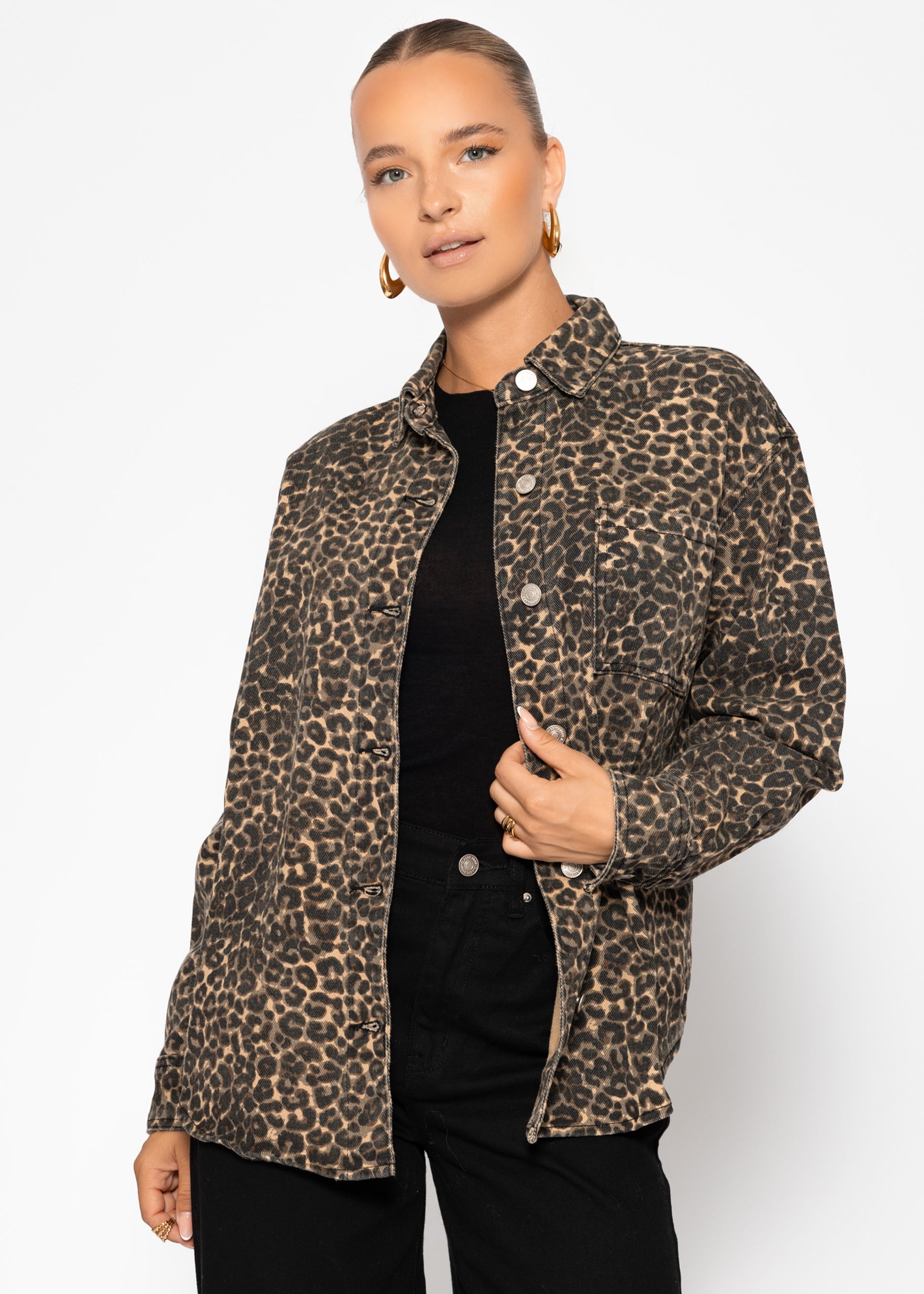 Hemdjacke aus Jeans mit Leo-Print - beige
