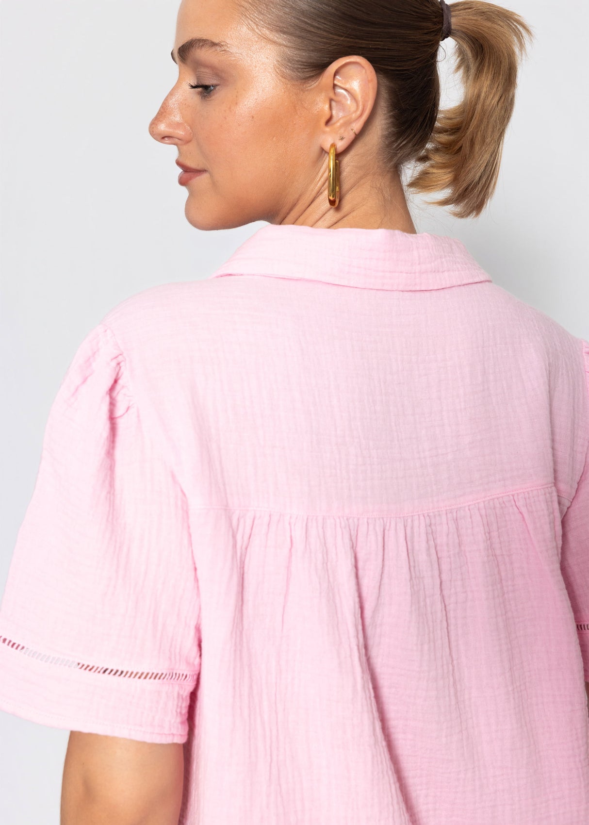 Kurzarm Musselin Bluse mit Spitzenborte - babyrosa