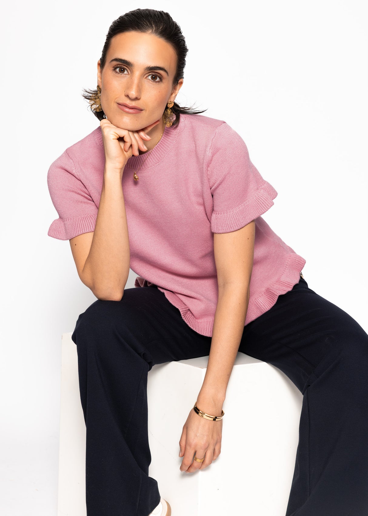 Short-sleeved sweater with ruffles - pink