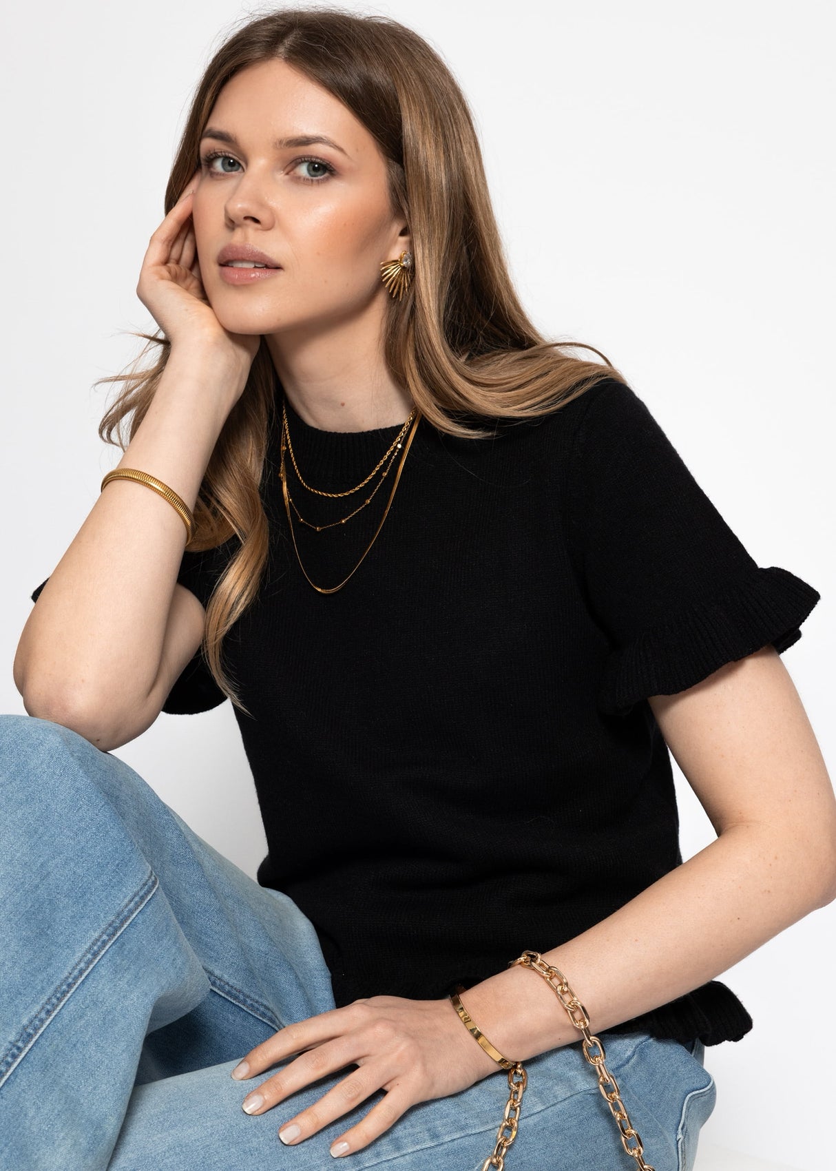 Short-sleeved sweater with ruffles - black