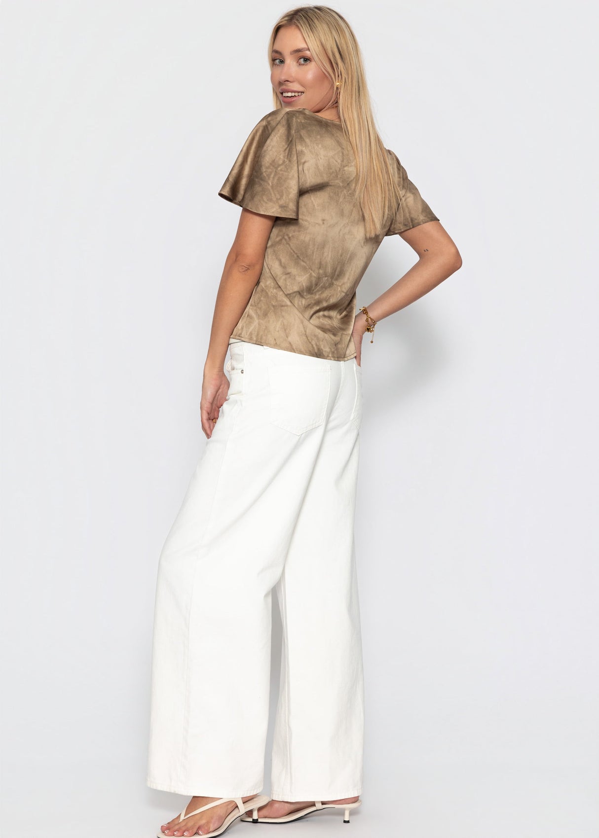 Kurzarm Satin Bluse mit Batik-Muster - braun