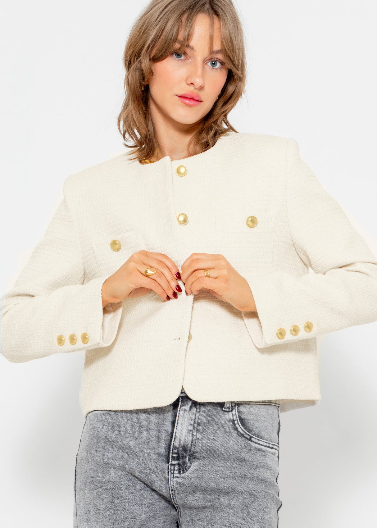 Kurze Jacke mit goldfarbenen Knöpfen - offwhite